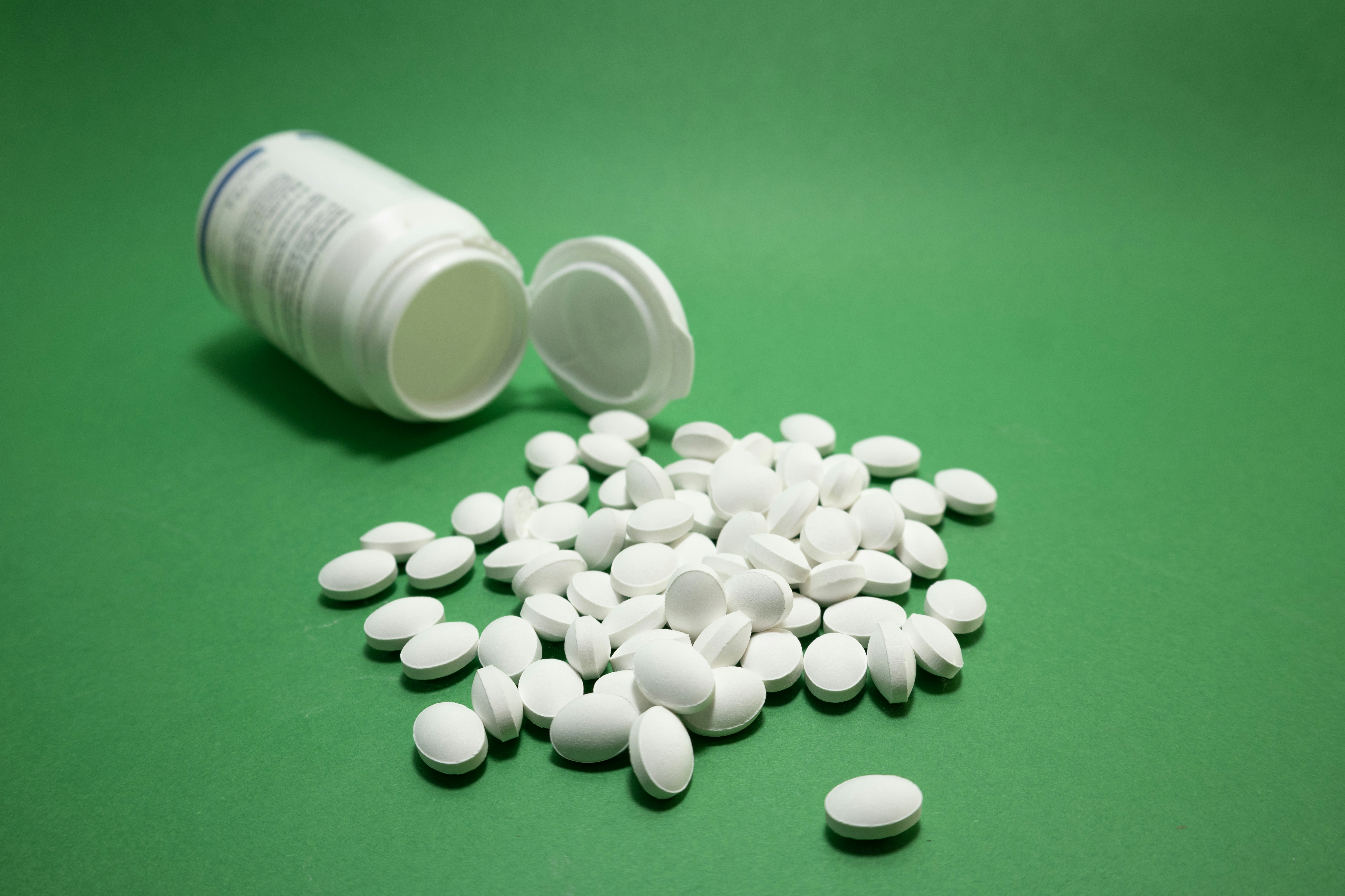 Pastillas sobre fondo verde